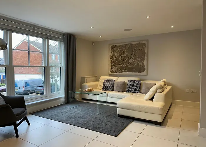 Luxurious Central Windsor Town House